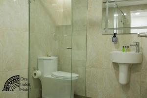 卡塔赫纳DES INDES CARTAGENA的一间带卫生间和水槽的浴室