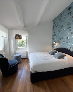 韦内雷港意大利假日度假屋的一间卧室设有一张大床和蓝色的墙壁