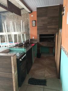 索罗卡巴Espaço com piscina的厨房配有水槽和台面