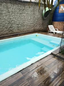 Espaço com piscina内部或周边的泳池