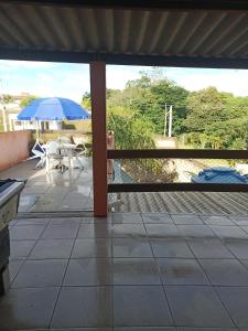 索罗卡巴Espaço com piscina的一个带桌子和遮阳伞的庭院