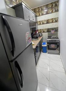 加利布港Fantasy的一间带冰箱和炉灶的小厨房