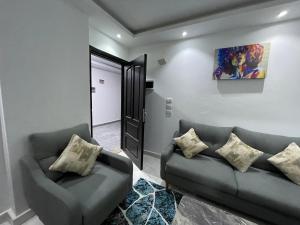 加利布港Fantasy的客厅配有两张沙发,墙上挂有绘画作品