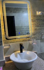加利布港Fantasy的浴室设有白色水槽和镜子