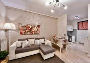 PasturoStella delle Grigne的带沙发的客厅和用餐室
