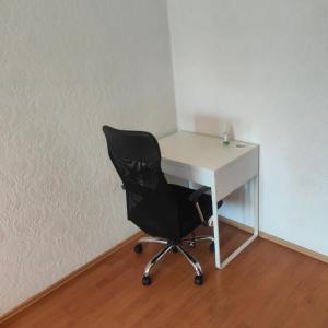 科隆MO HOME24的一张桌子和椅子,旁边是白色的办公桌