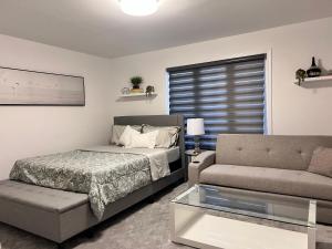 巴里Spacious 4-Bedroom Home, Comfortably Sleeps 10的一间卧室配有一张床和一张沙发