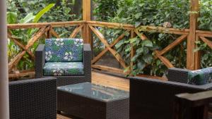 安加罗阿Petero Atamu的庭院配有两把椅子和玻璃桌