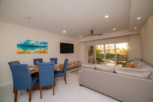 赫拉多拉Ocean View Del Mar 1G by Stay in CR的一间带桌子和沙发的用餐室