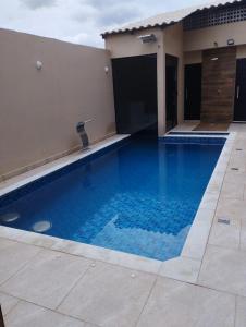圣若昂-德雷Novo Horizontes的大楼内的一个蓝色海水游泳池