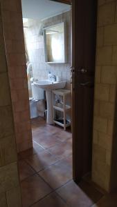 拉拉古纳MasRelaxTenerife的浴室设有白色水槽和镜子