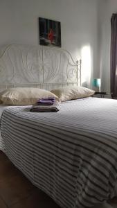 拉拉古纳MasRelaxTenerife的卧室内一张白色大床和白色床头板
