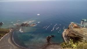 拉拉古纳MasRelaxTenerife的享有海滩的空中景色,在水中划船
