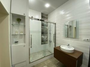 杜尚别Sweet home, 4 apartments的一间带玻璃淋浴和水槽的浴室