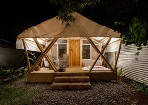 MontepioGlamping Las Olas by Rotamundos的房屋前带楼梯的帐篷