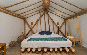MontepioGlamping Las Olas by Rotamundos的帐篷内一间卧室,配有一张床