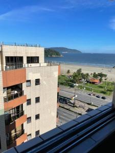 圣维森特岛Apartamento com pé na areia的从窗户可欣赏到建筑和大海的景色