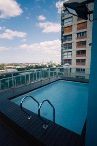 布宜诺斯艾利斯Manzanares Suites的大楼阳台上的游泳池