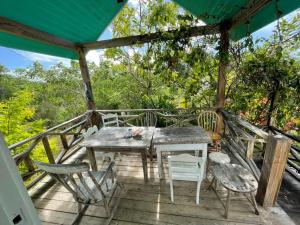 罗克桑德Bahamian Farm House的甲板上的木桌和椅子