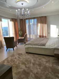 杜尚别Sweet home, 4 apartments的一间卧室配有一张大床和一个吊灯。