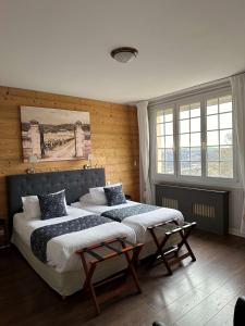 第戎La Bonbonniere - Sure Hotel Collection by Best Western的一间卧室设有一张大床和两个窗户。