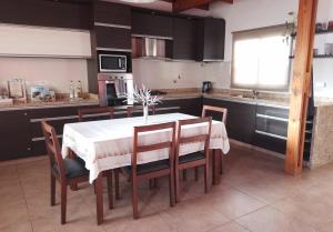 科尔多瓦Depto Viamonte - Planta Alta con Terraza y Cochera的厨房配有桌椅