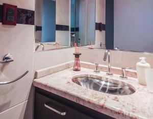 科尔多瓦Depto Viamonte - Planta Alta con Terraza y Cochera的一间带水槽和镜子的浴室