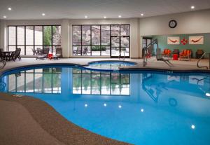 查尔斯顿Hampton Inn Charleston-Southridge的蓝色的大游泳池,位于酒店客房内
