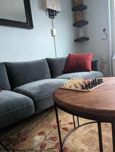 纽约Fully renovated Manhattan gem的客厅配有沙发和棋盘(桌子上)