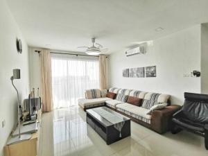 米里EcoPark Condo, 5mins to airport, malls & eatery的带沙发和电视的客厅