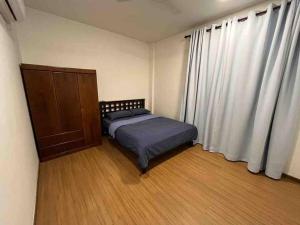米里EcoPark Condo, 5mins to airport, malls & eatery的一间卧室设有一张床和一个大窗户