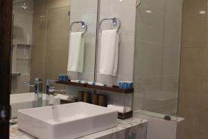 OraniMagarra Hotel的浴室配有白色水槽和淋浴。