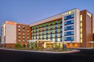 拉斯维加斯Hampton Inn & Suites Las Vegas Convention Center - No Resort Fee的街道上酒店大楼的 ⁇ 染