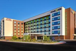 拉斯维加斯Hampton Inn & Suites Las Vegas Convention Center - No Resort Fee的大街上一家有希尔顿酒店的办公楼