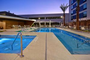 拉斯维加斯Hampton Inn & Suites Las Vegas Convention Center - No Resort Fee的一座大型游泳池,位于酒店大楼内