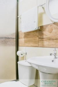 圣何塞CASANOVA HOTEL的一间带卫生间和水槽的浴室