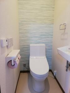 新宫市Noah House 102貸切的一间带卫生间和水槽的浴室