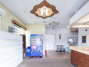 萨摩川内市HOTEL Tsuru Sendai的商店里设有自动售货机的房间