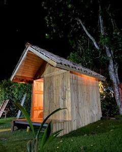 帕拉蒂Cabana Aloha的草上有一扇门的木狗屋