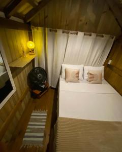 帕拉蒂Cabana Aloha的小房间设有两张床和一盏灯