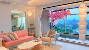 丽水市Simer Resort & Pool Villa的带沙发和大窗户的客厅