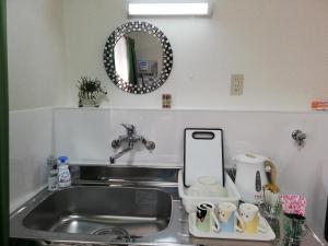 新宫市Noah House 102貸切的厨房柜台设有水槽和镜子