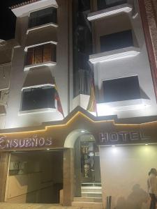 昆卡Hotel Ensueños的一家酒店前的商店