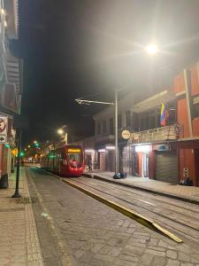 昆卡Hotel Ensueños的火车在晚上在轨道上