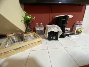 弗洛勒斯Habitación Privada Andrea, en la Isla的配有瓶装水和咖啡设施的台面