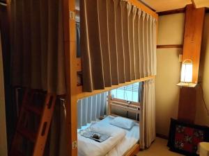 中津川市马笼茶屋的一间卧室配有双层床