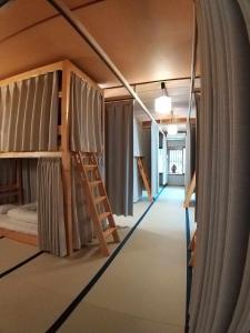 中津川市马笼茶屋的客房设有带梯子的双层床。