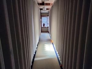 中津川市马笼茶屋的办公室大楼内带窗帘的走廊