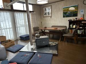 仙北noukanoyado seisetsukan的一间带桌子的客厅和一间餐厅