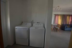 瓦利Sunset Seclusion.的房屋内带洗衣机和烘干机的房间